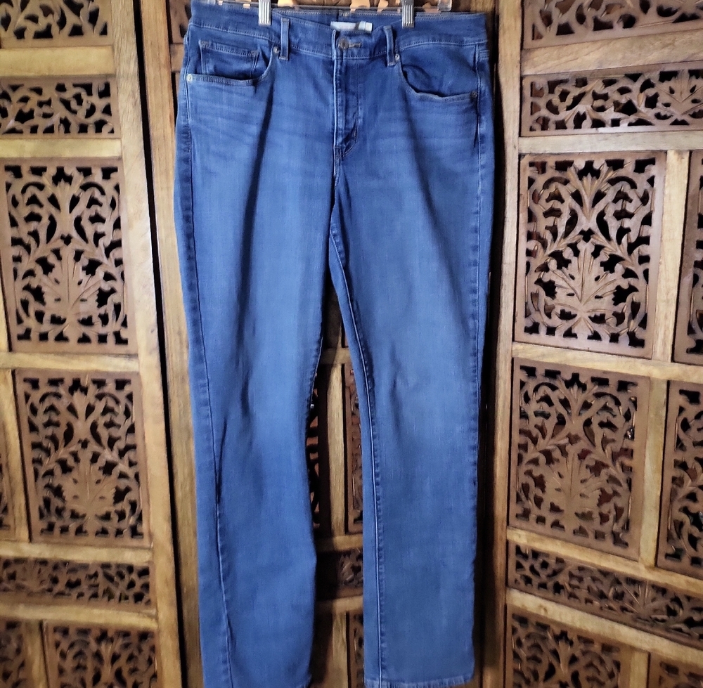 Levis Straight Leg Women's Jeans